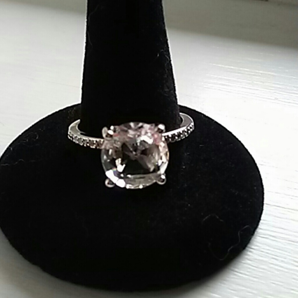 Gorgeous White Sapphire Solitaire Ring - Picture 5 of 7